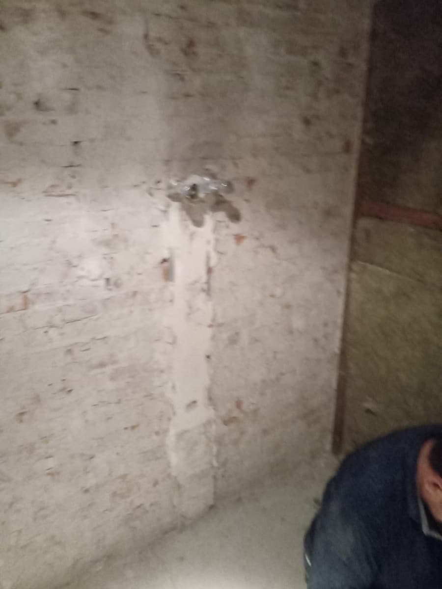 Wand gestript tot op het metselwerk