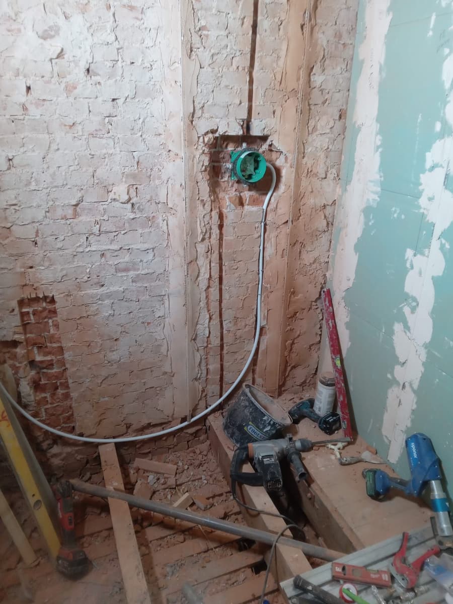 Nieuw leidingwerk in de oude muur