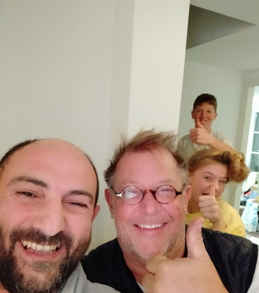 Mike van M.Techno Service met een klant en zijn gezin, duimen omhoog na de klus