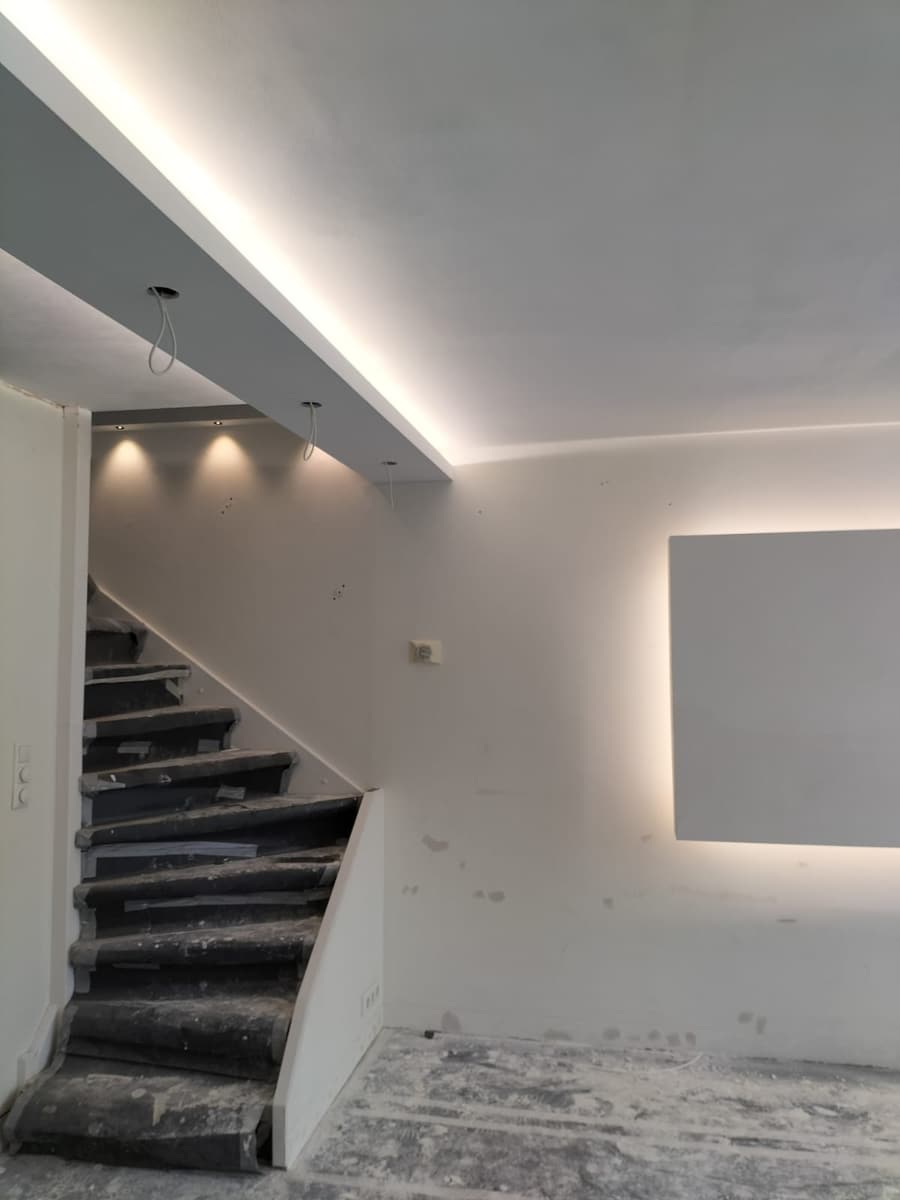 De lichtlijn langs de trap