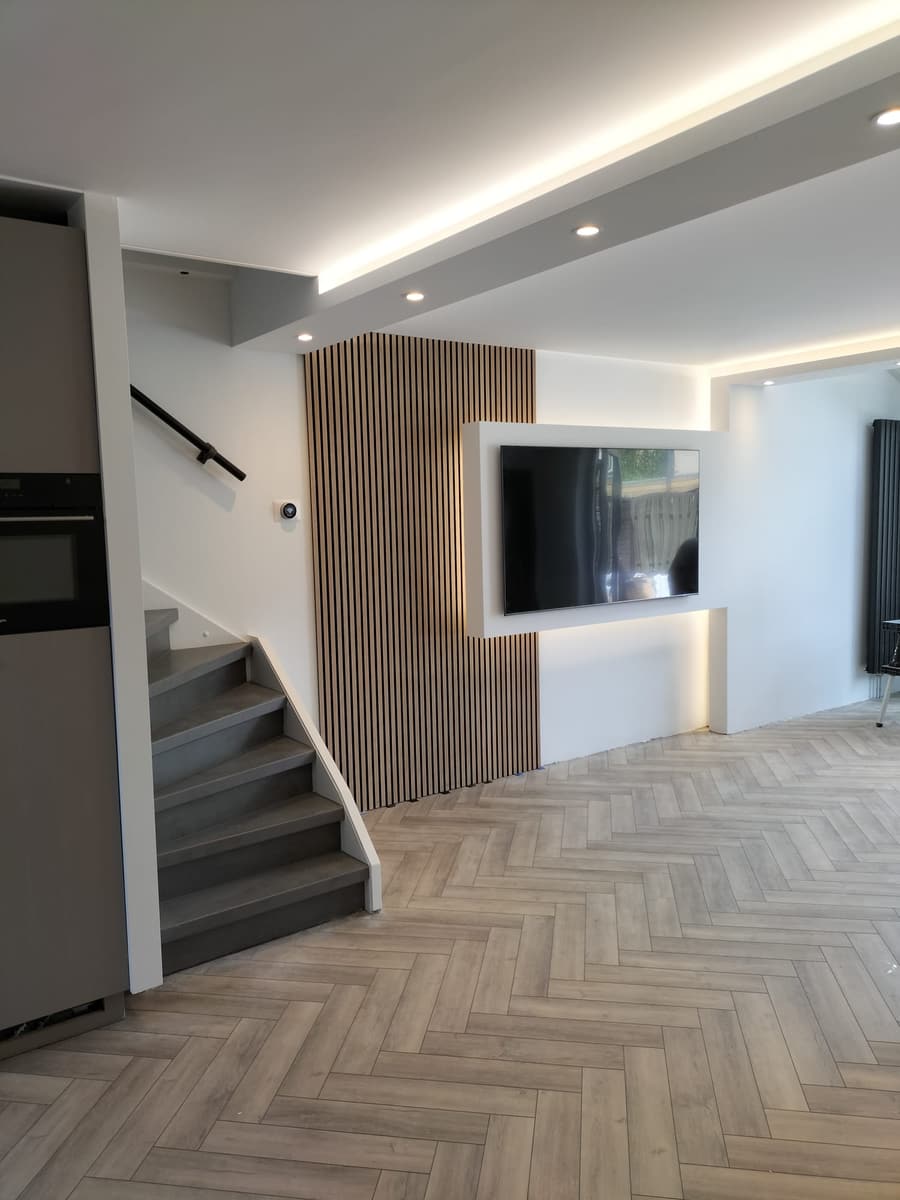 Ribbelpanelen rond de tv-wand