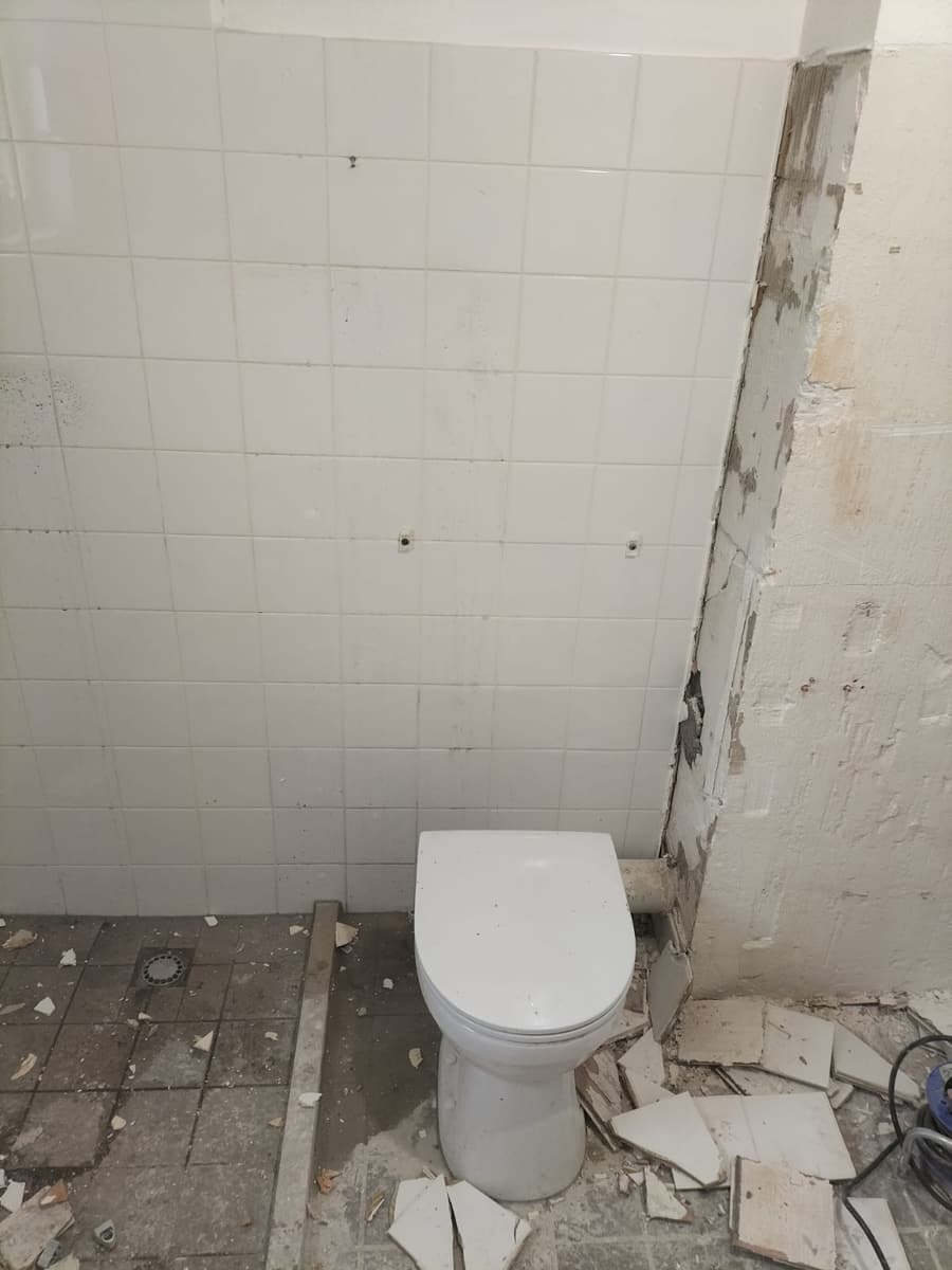 Tegels en vloer eruit