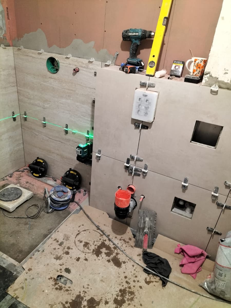 Uitzetten met laser en waterpas