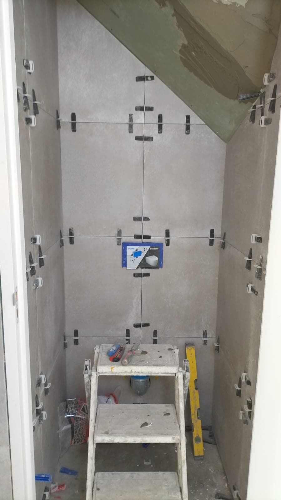 Leidingwerk richting de badkamer
