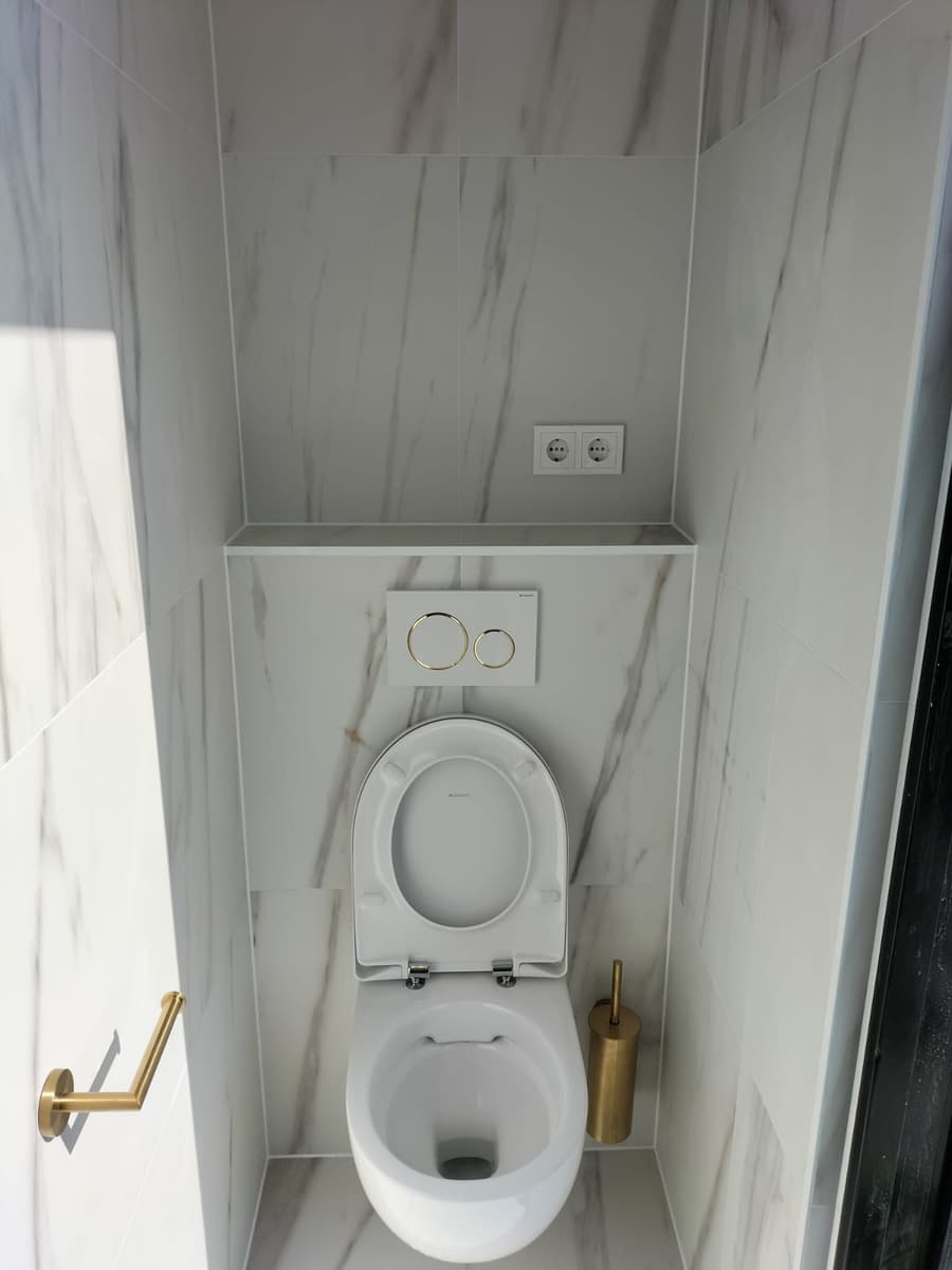 Toilet in marmerlook met messing
