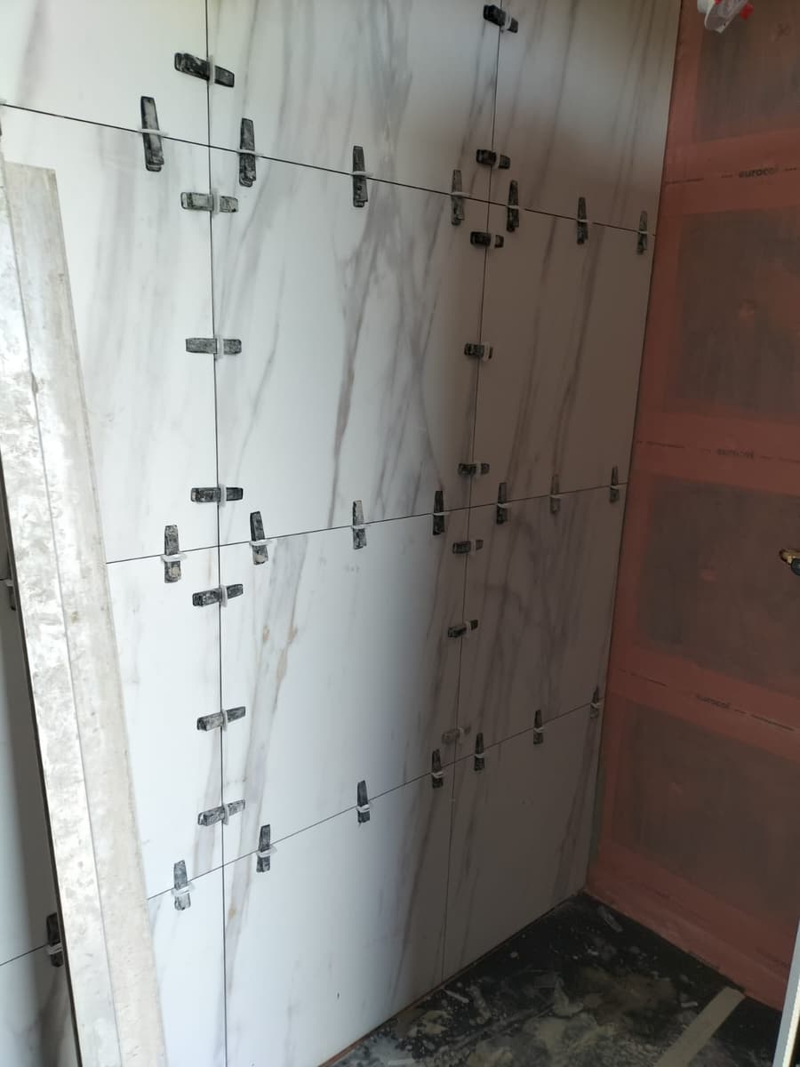 Wandtegels met levelling clips
