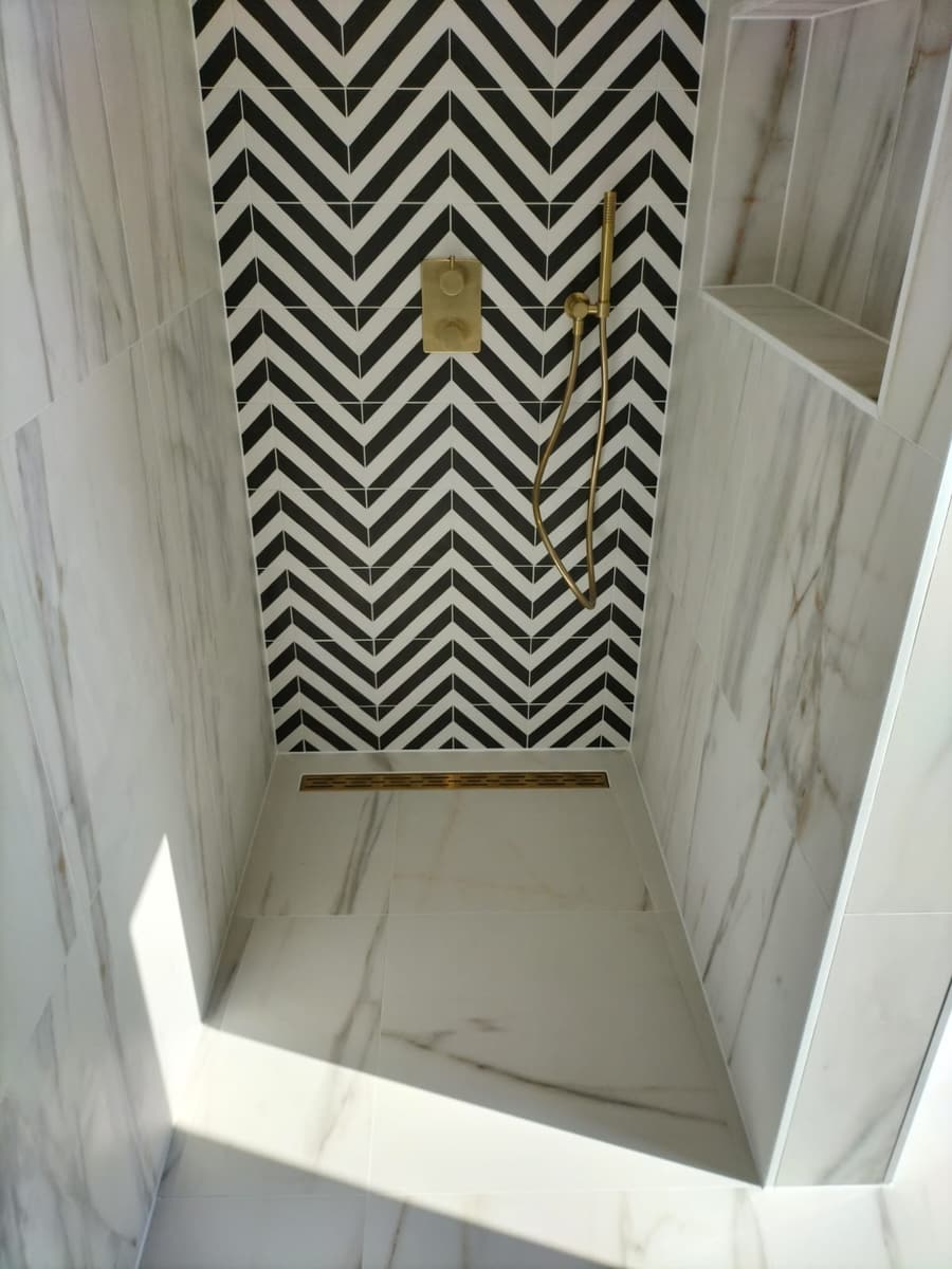 Zwart-wit chevron met messing