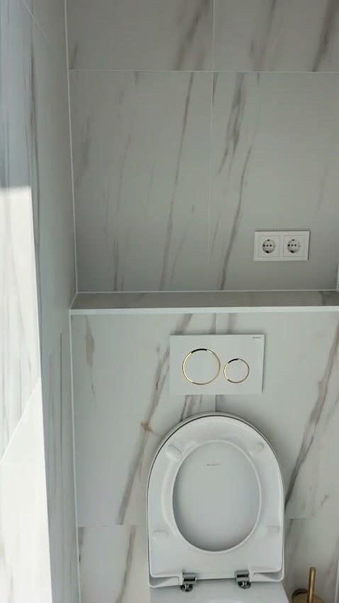 Marmerlookwand achter het toilet