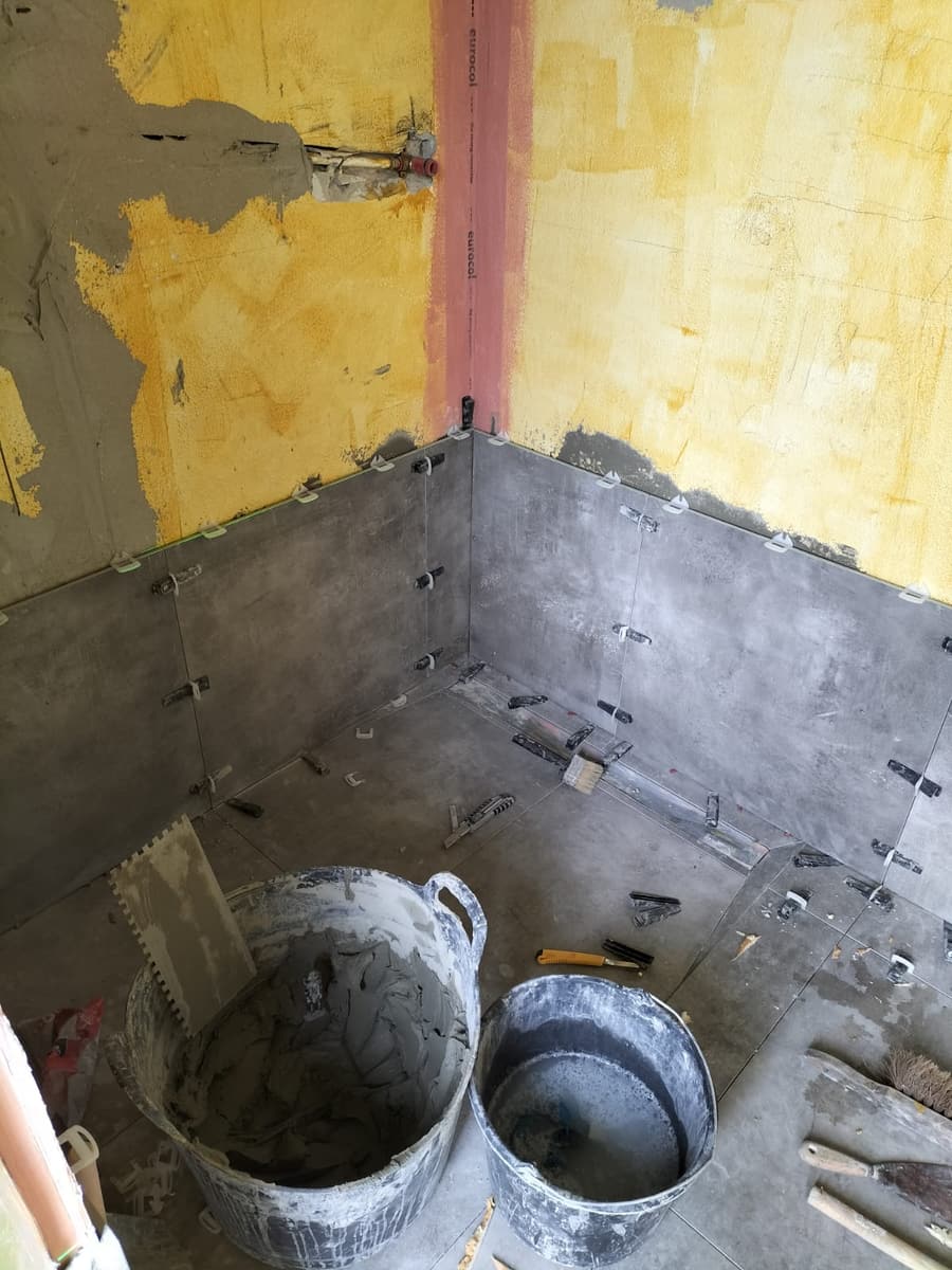 Wanden voorbereid voor de nieuwe opbouw