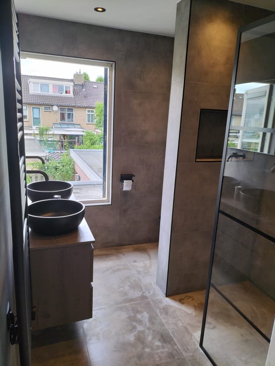 Zicht op de badkamer vanaf de deur