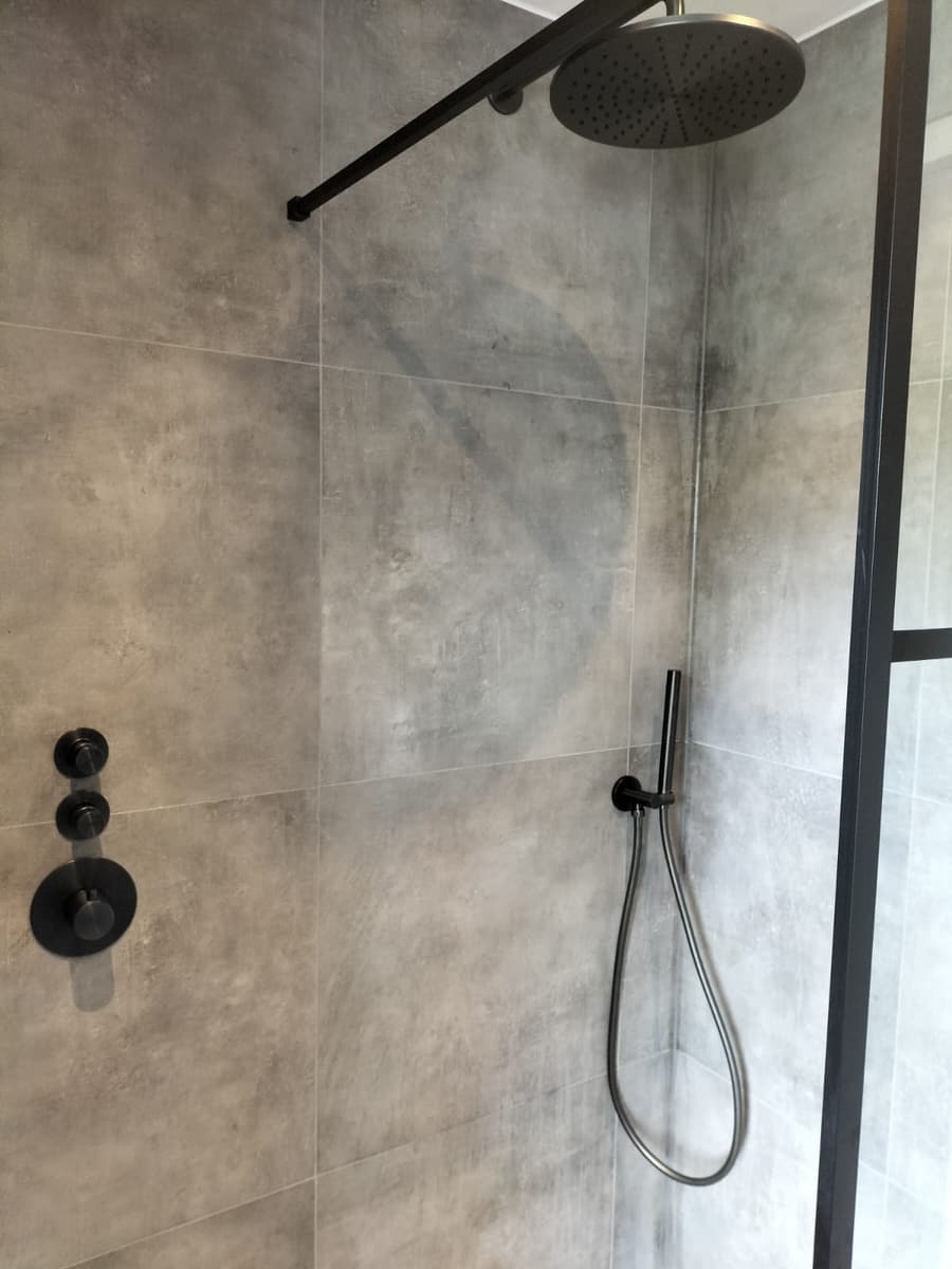 Regendouche tegen de betonlookwand