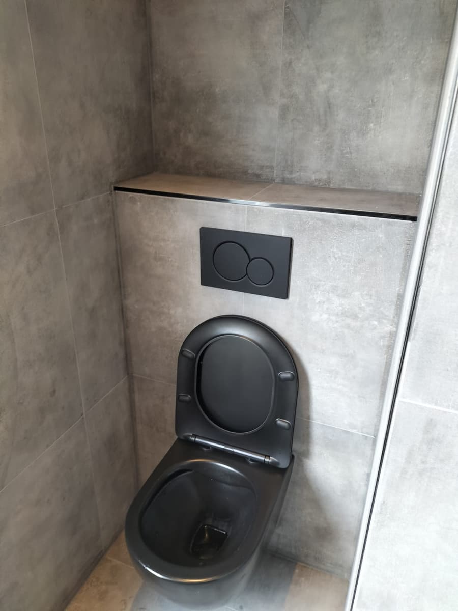 Zwart toilet, strak in de tegel