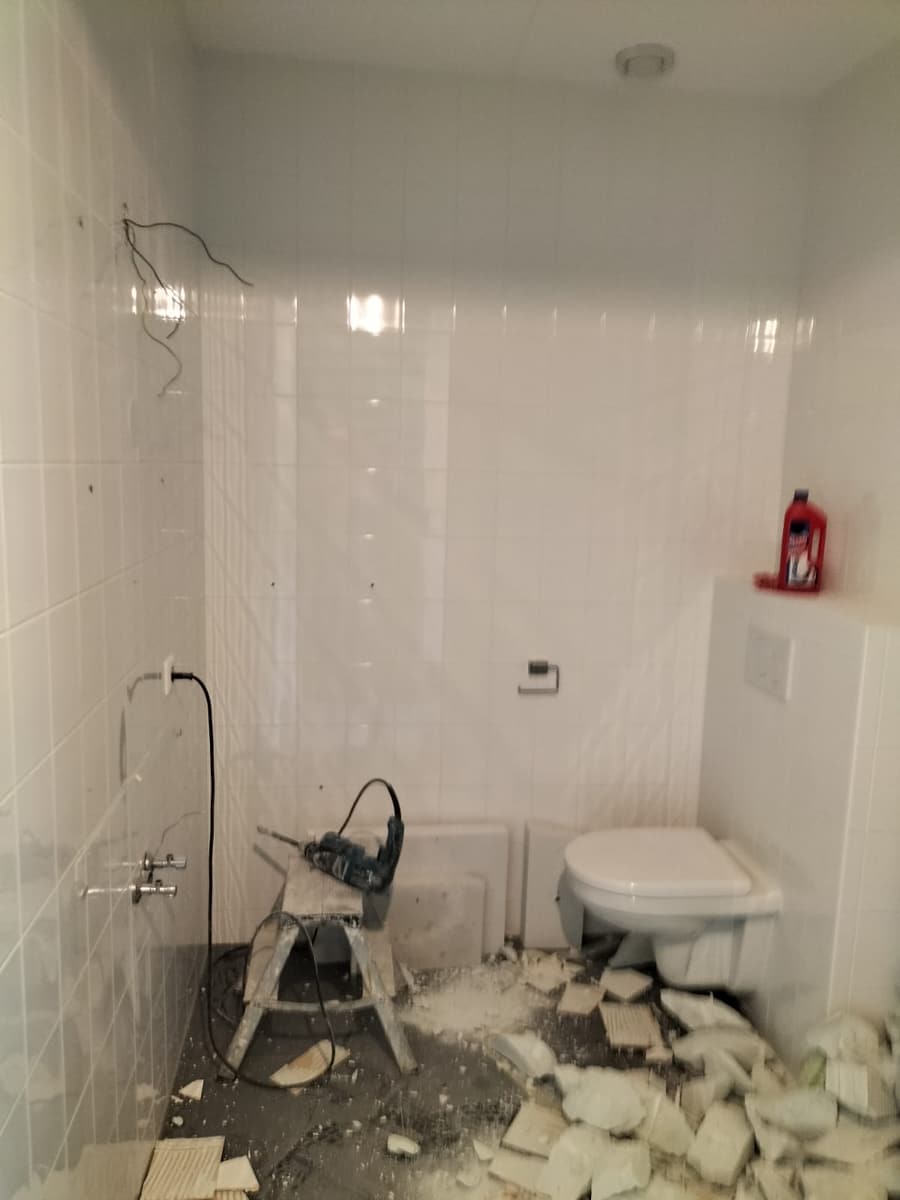 De oude badkamer voor de sloop