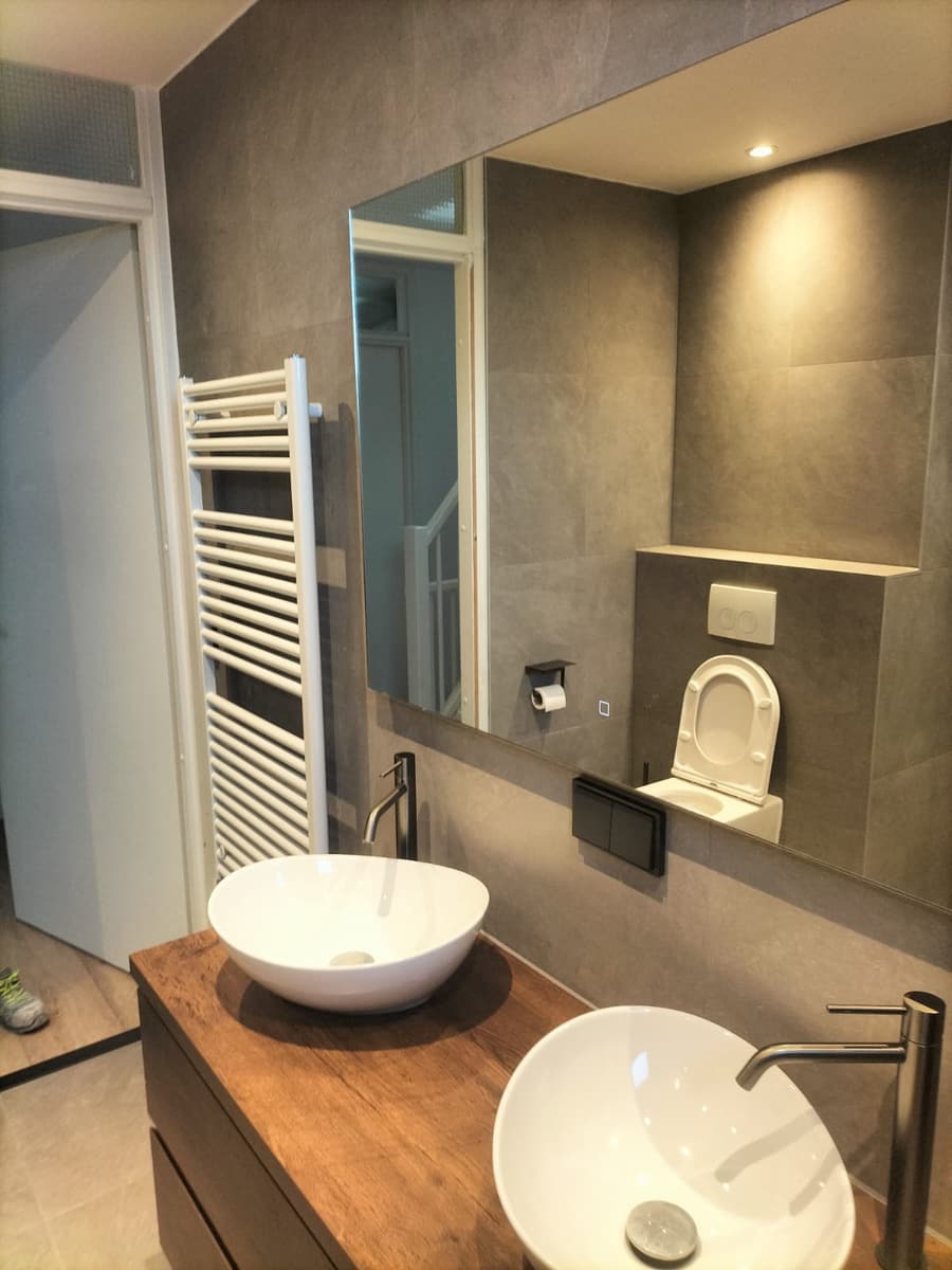 Grijze badkamer met houten meubel