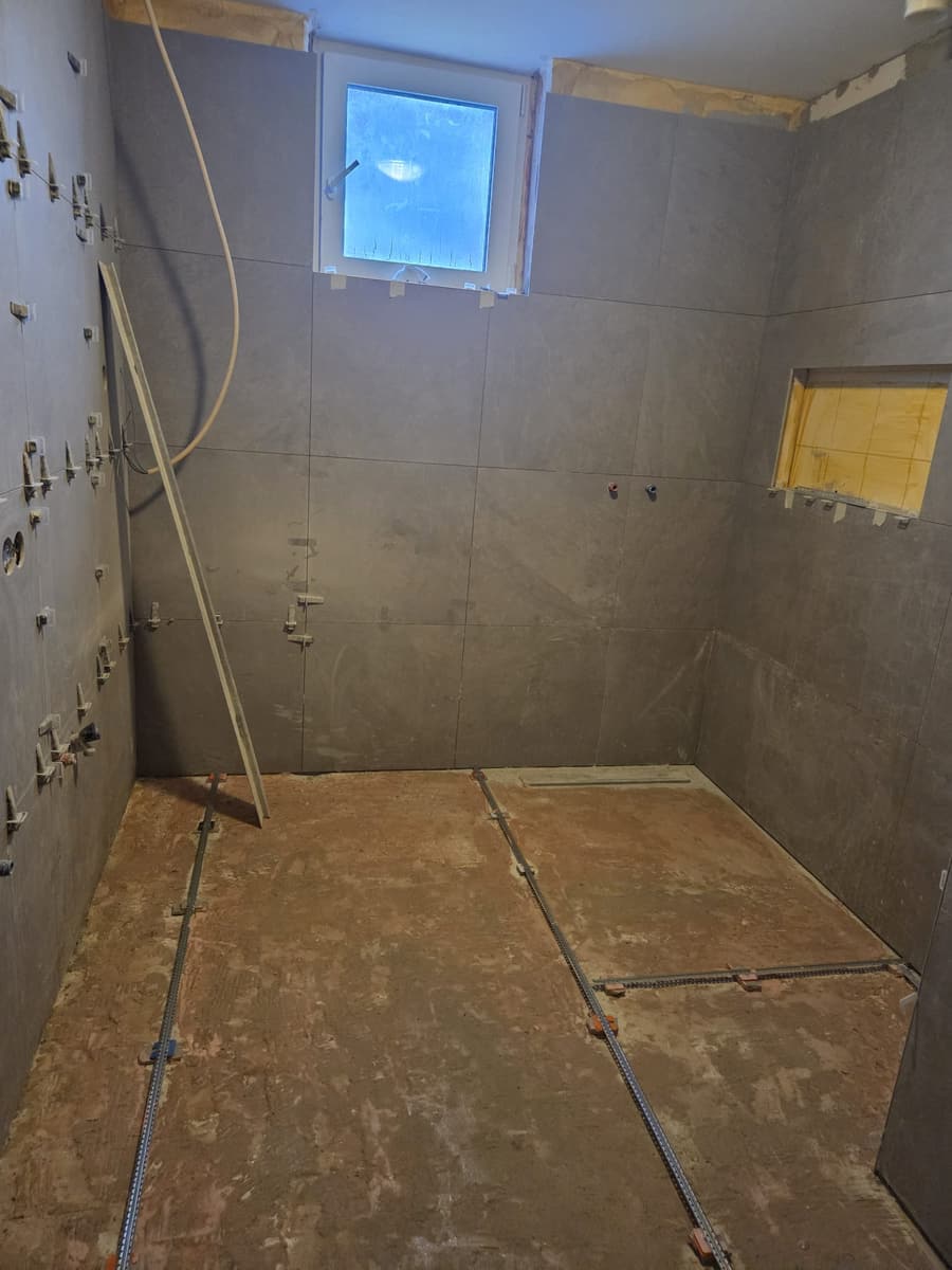 Vloer eruit, leidingen vrijgelegd