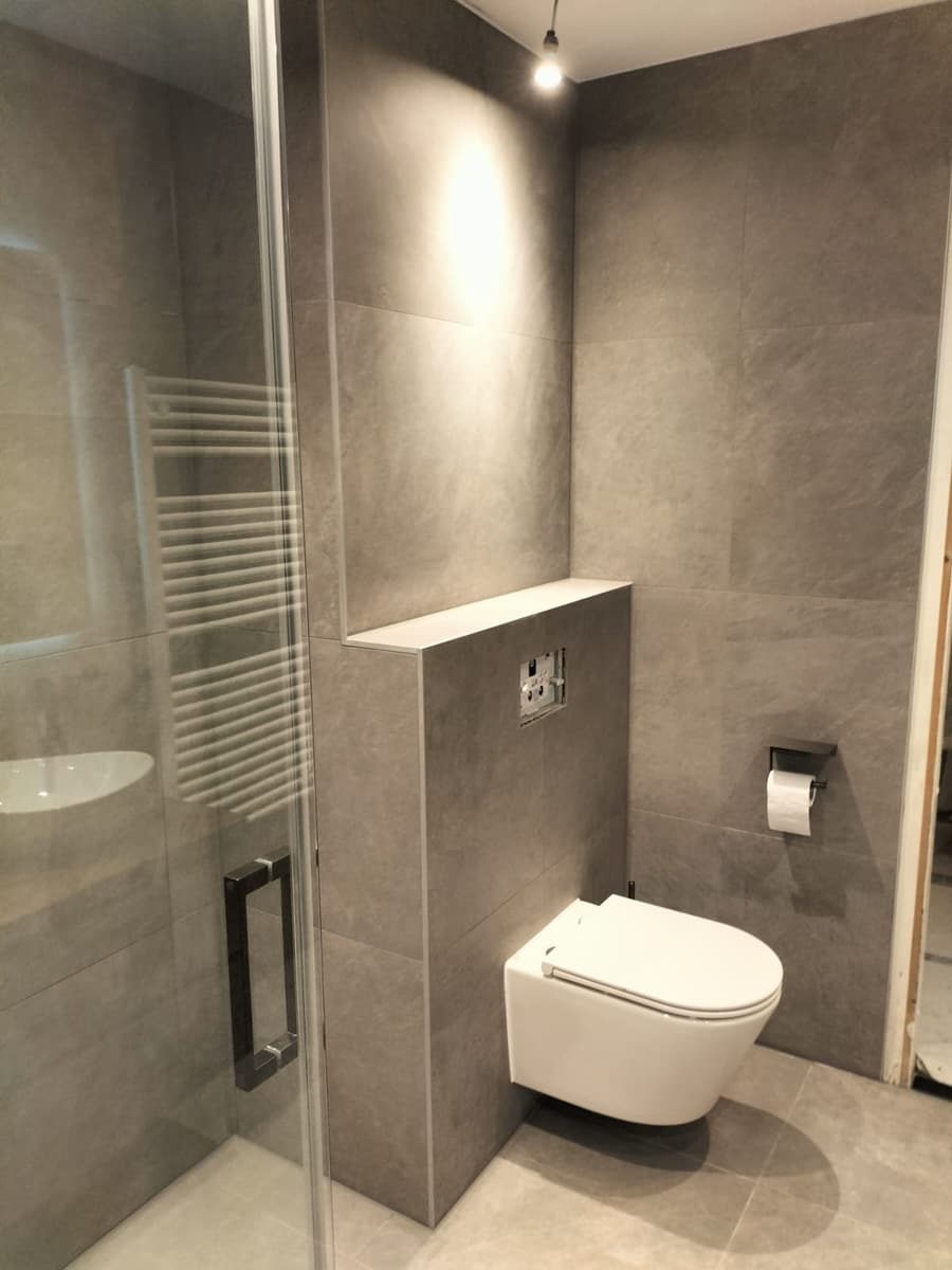 Toilet met betegelde voorzetwand