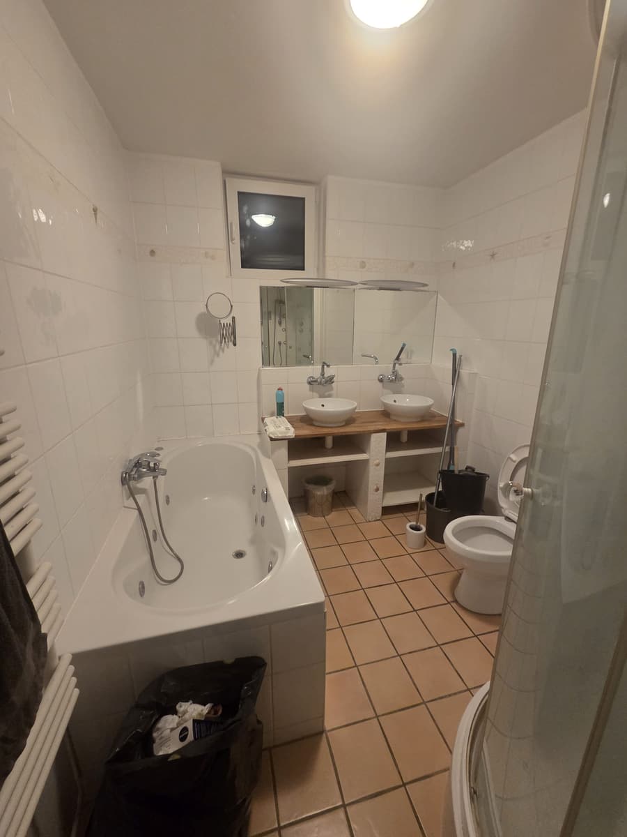De oude badkamer met bad