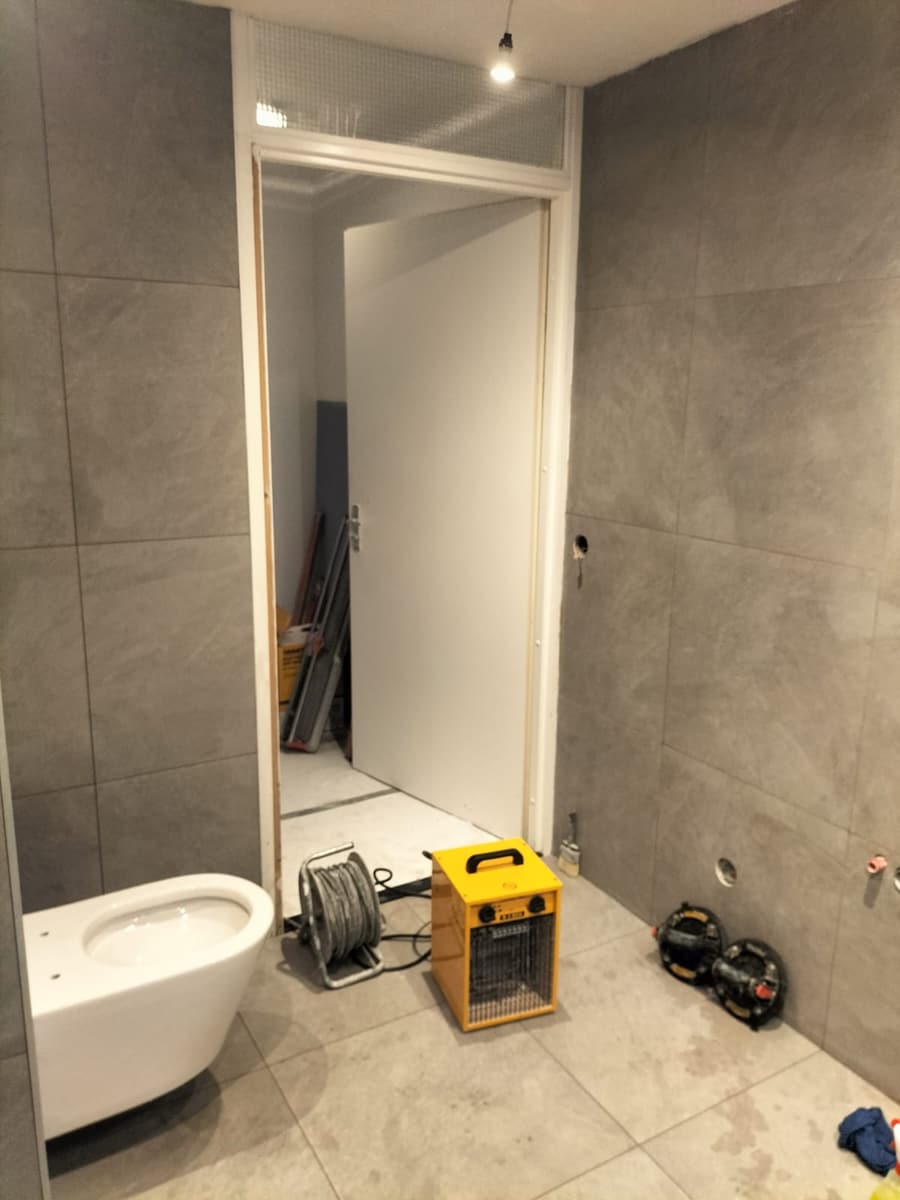 Toiletruimte in afbouw