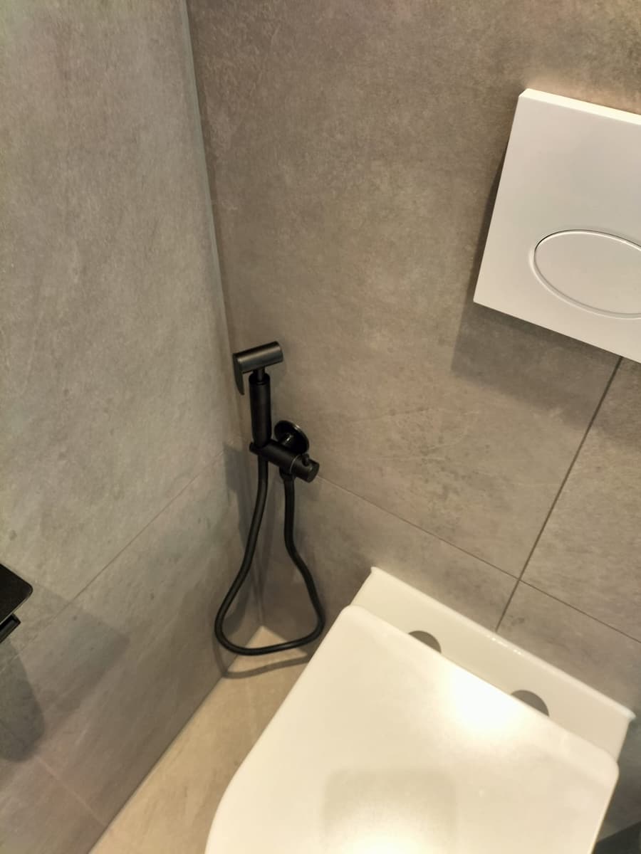 Badcombinatie met zwart kraanwerk