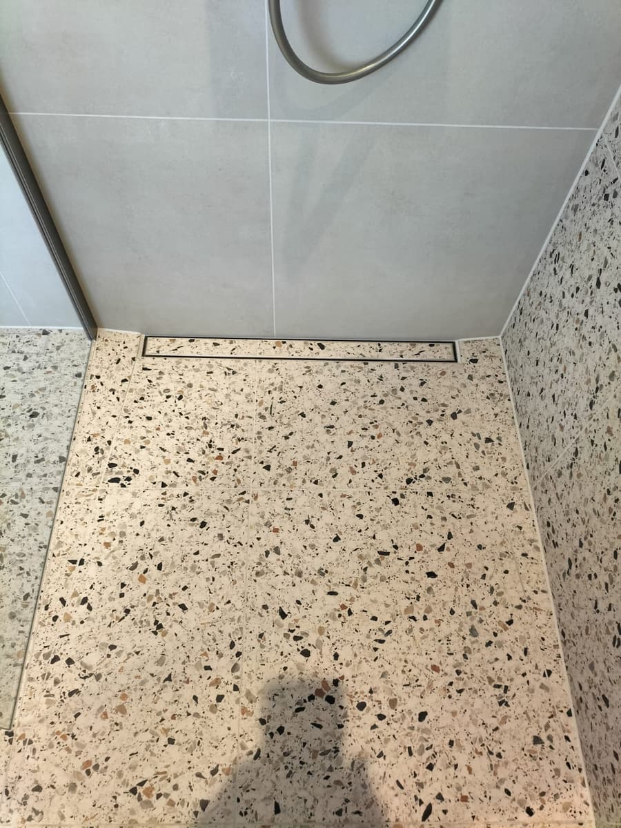 Terrazzovloer met lijngoot in de douche