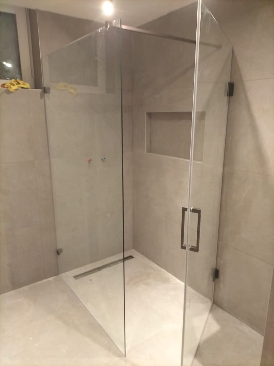 Tweede douche met glazen wand
