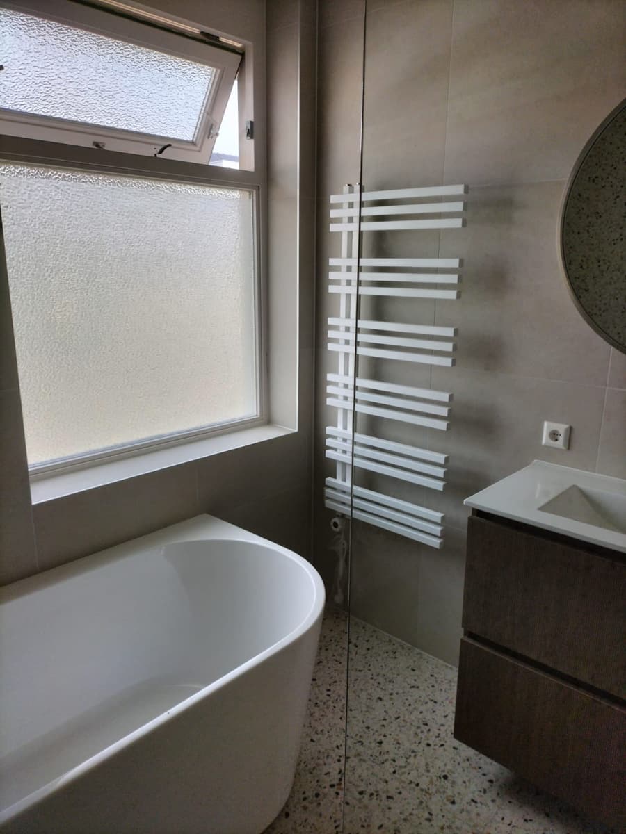 Terrazzo met een vrijstaand bad