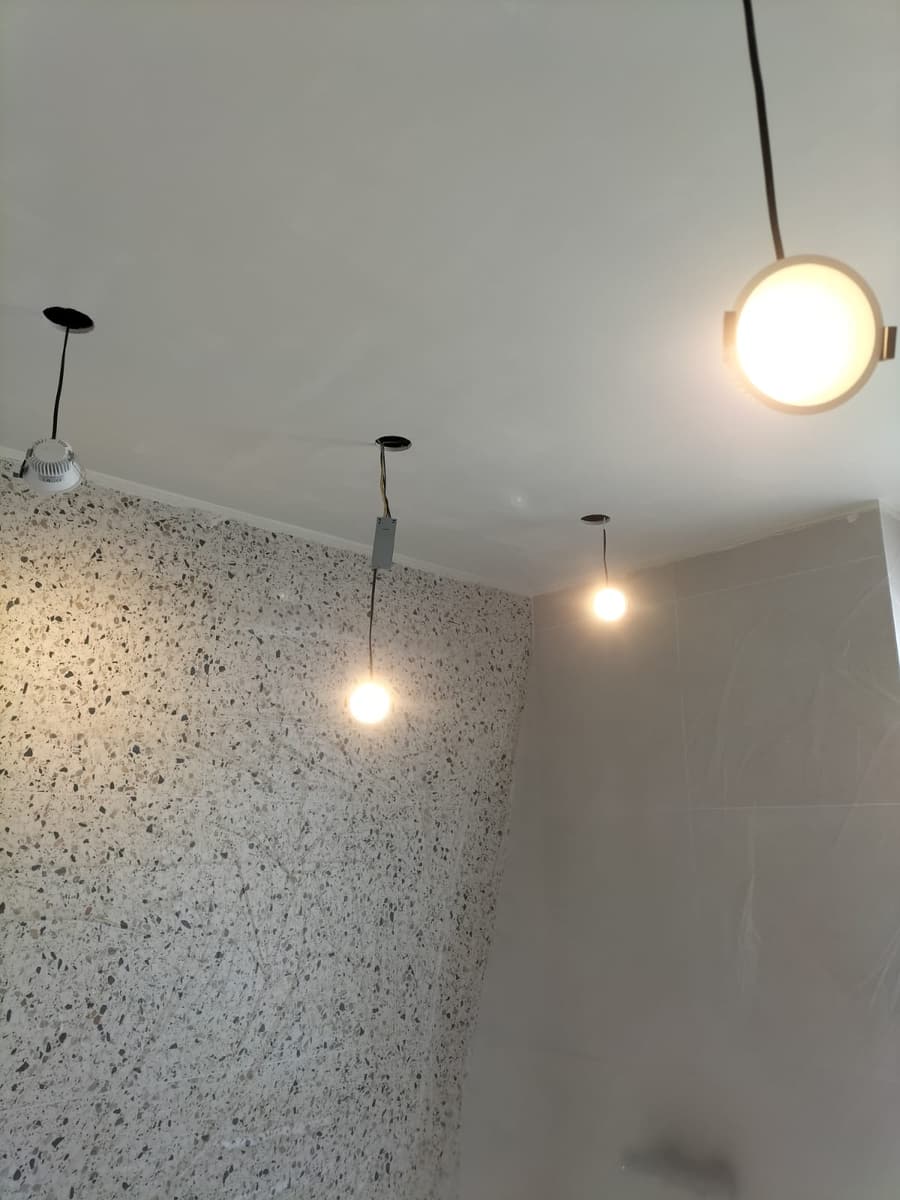 Hanglampen boven de terrazzowand