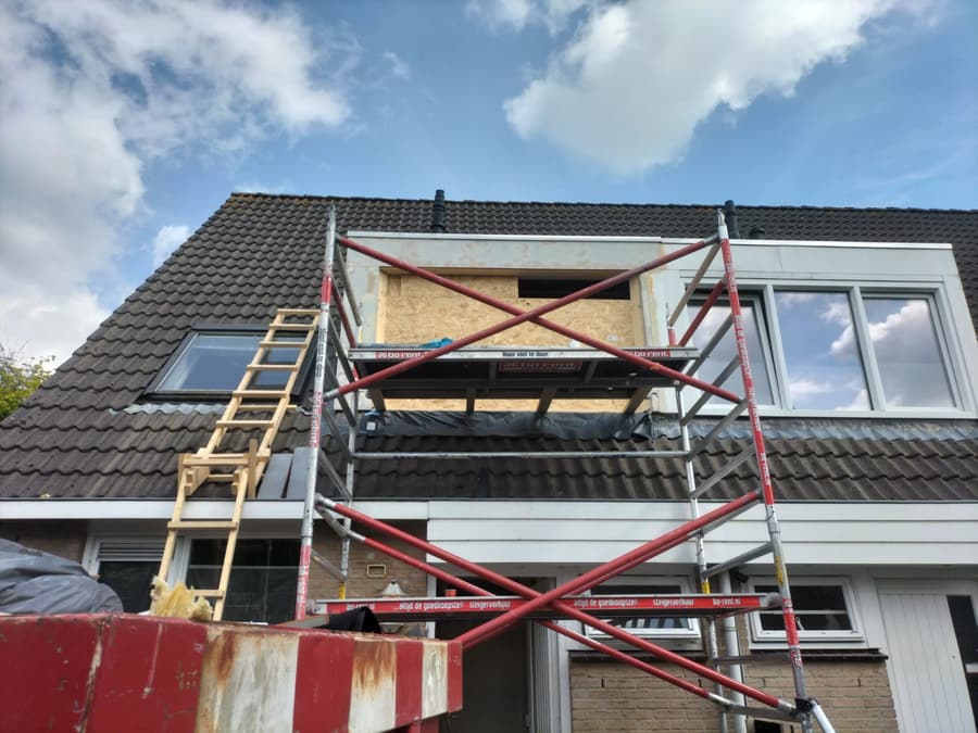 Steiger tegen de gevel