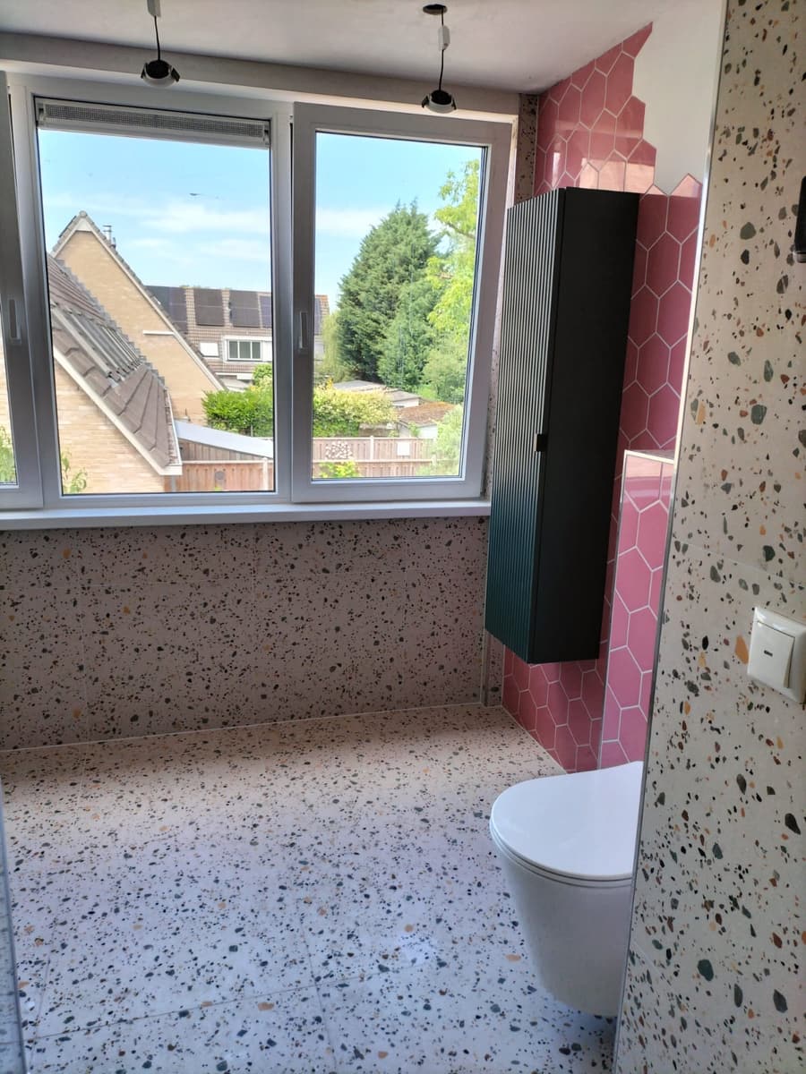 Zwevend toilet tegen de hexagonwand