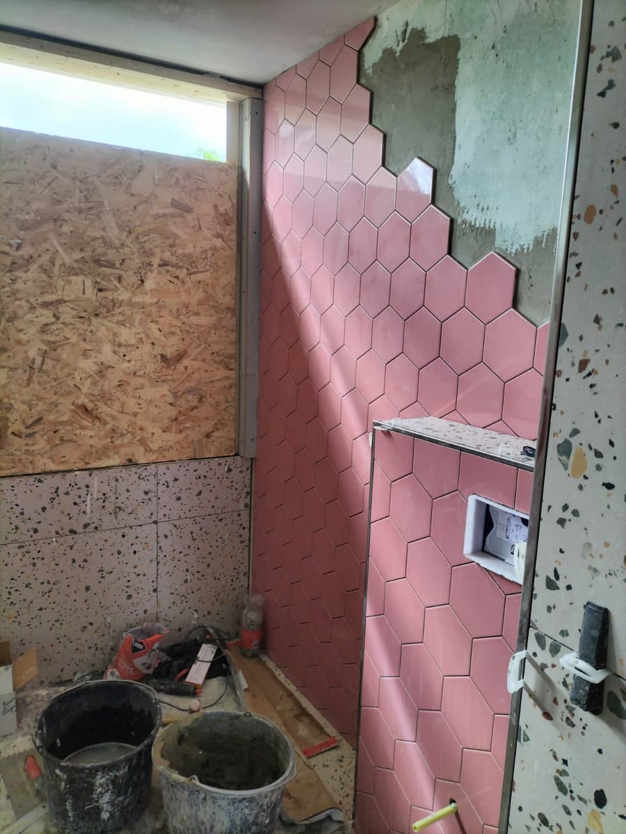 Roze hexagon tegen de spikkelwand