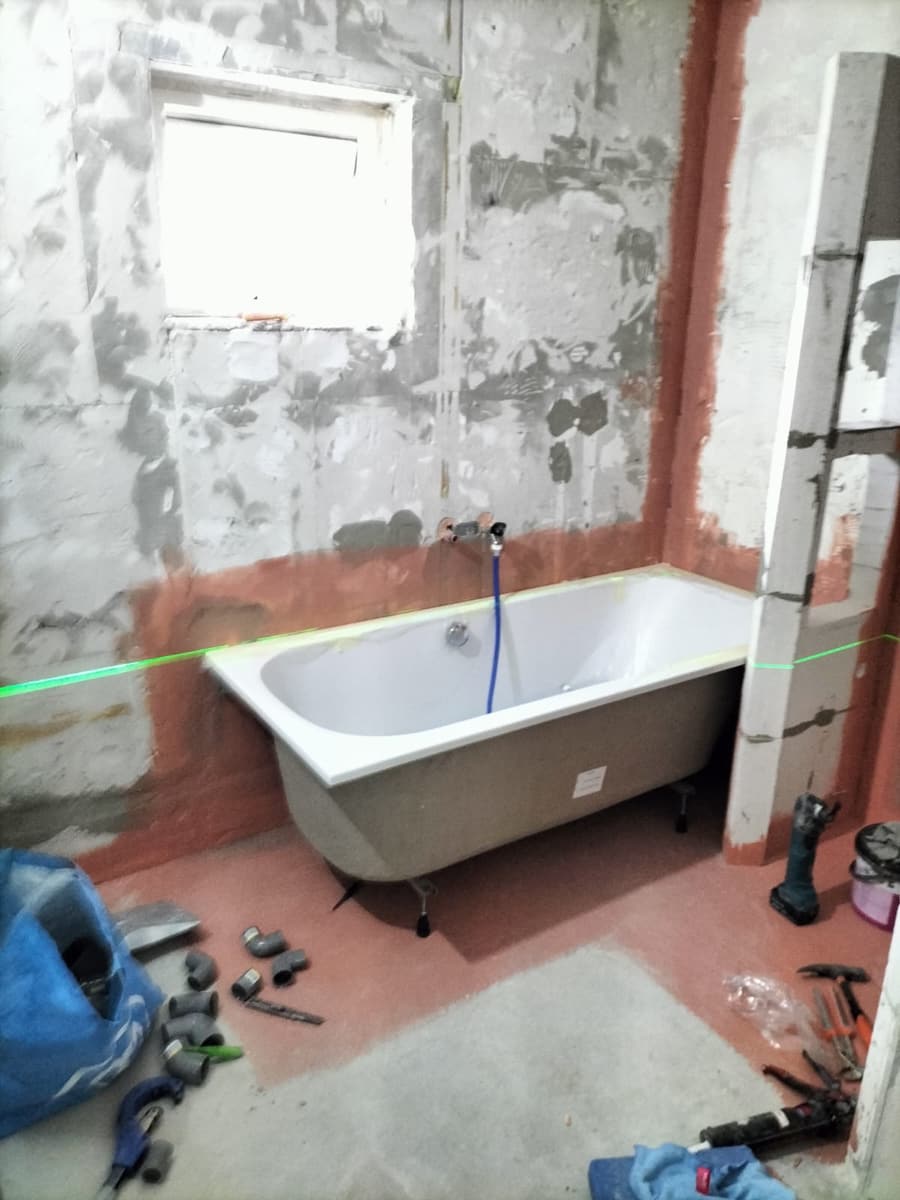 Bad op zijn plek, wanden waterdicht afgewerkt