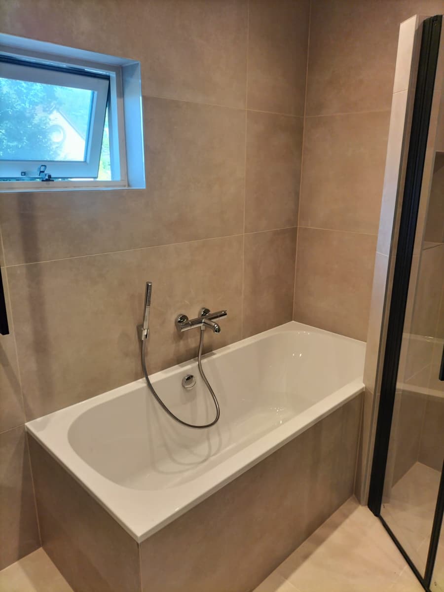 Ingebouwd ligbad met douchecombinatie
